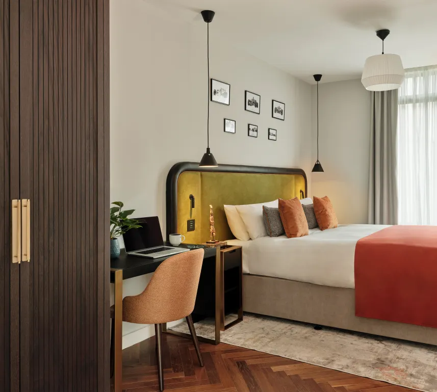 esidence Bedroom - Escapade Silverstone - Workspace, Laptop.